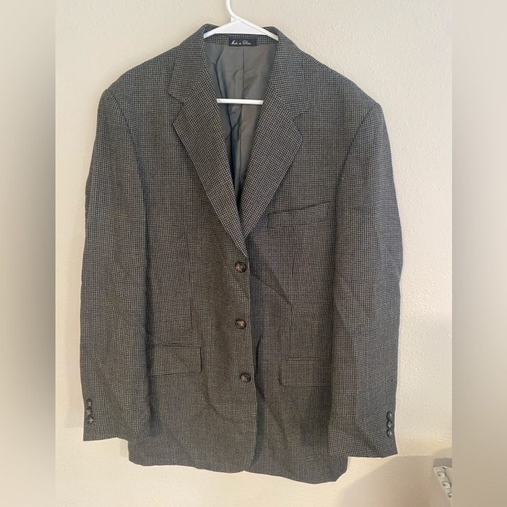 Charcoal Grey Wool Sport Coat with Notched Lapels and Structured Shoulders